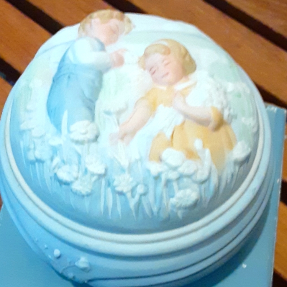 Vintage Avon Golden Dreams Porcelain Music Box